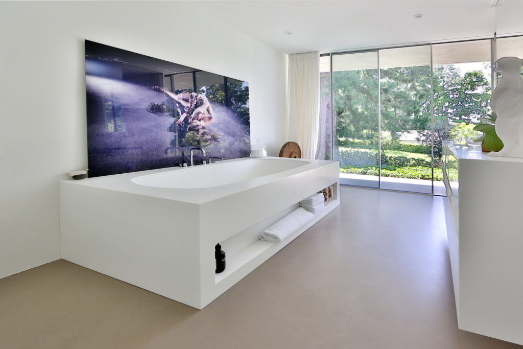 Salle de bains avec un béton ciré au sol