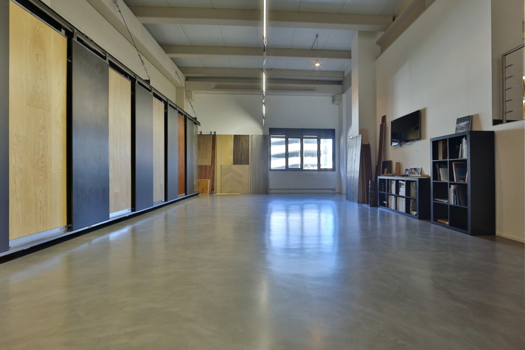 Sol du showroom parquet en béton ciré