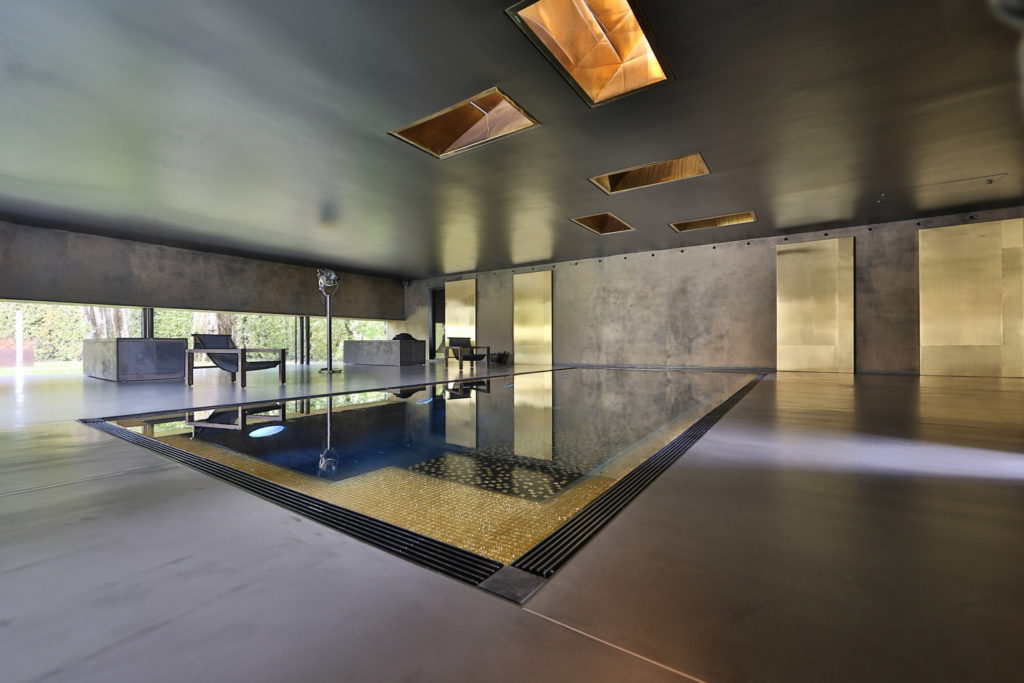 Sol en béton ciré autour d'une piscine