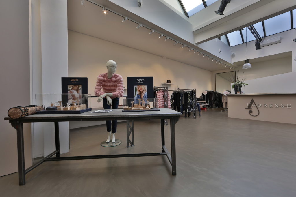 Sol d'un magasin en béton ciré