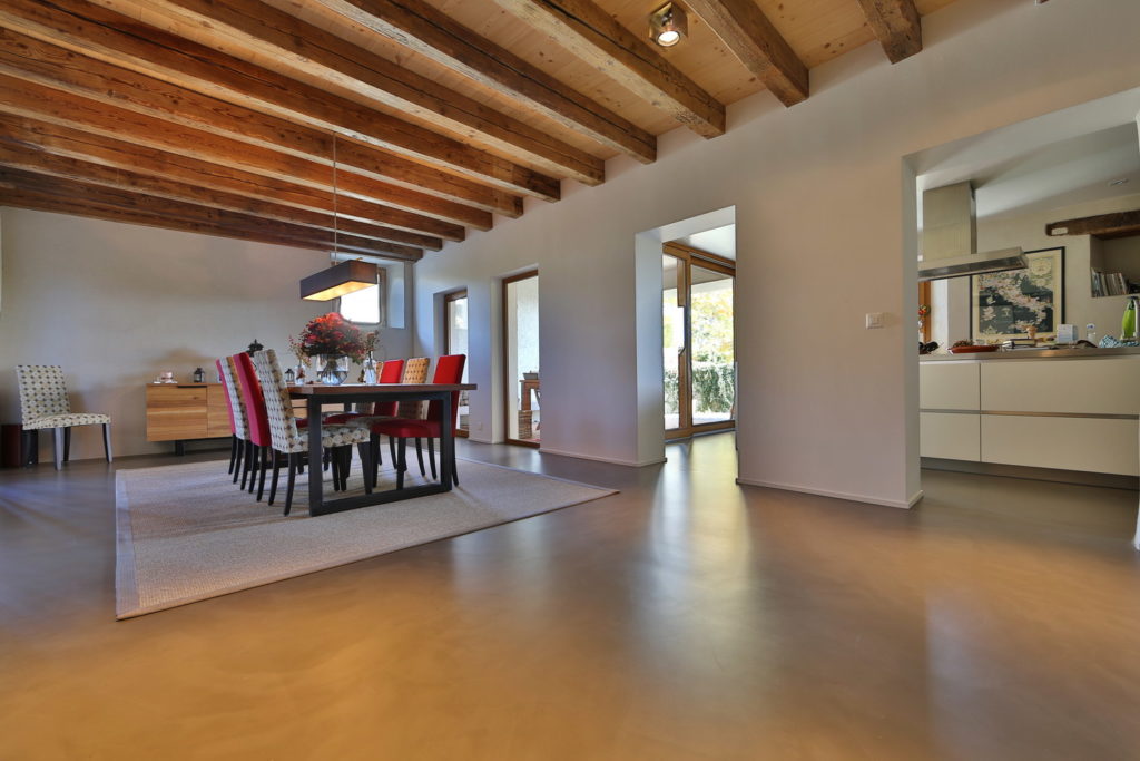 Sol en béton ciré d'une maison villageoise