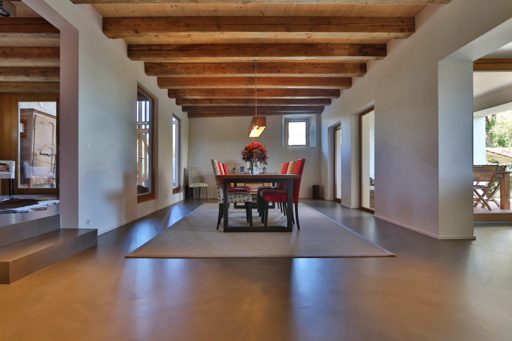 Sol en béton ciré d'une salle a manger maison de village