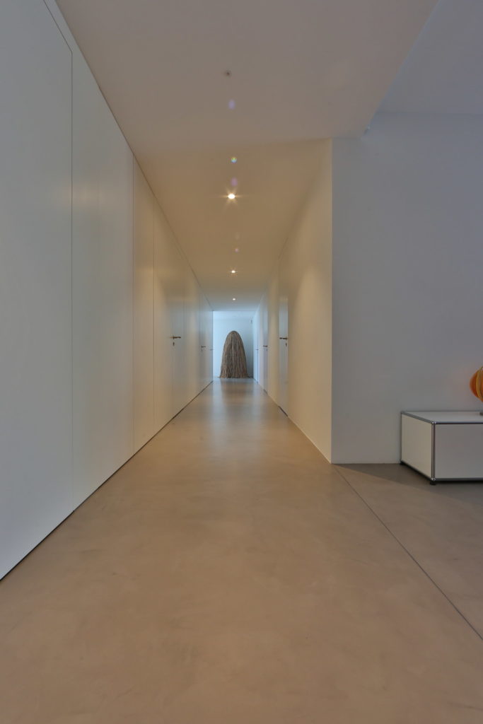 Sol en béton ciré dans une villa moderne