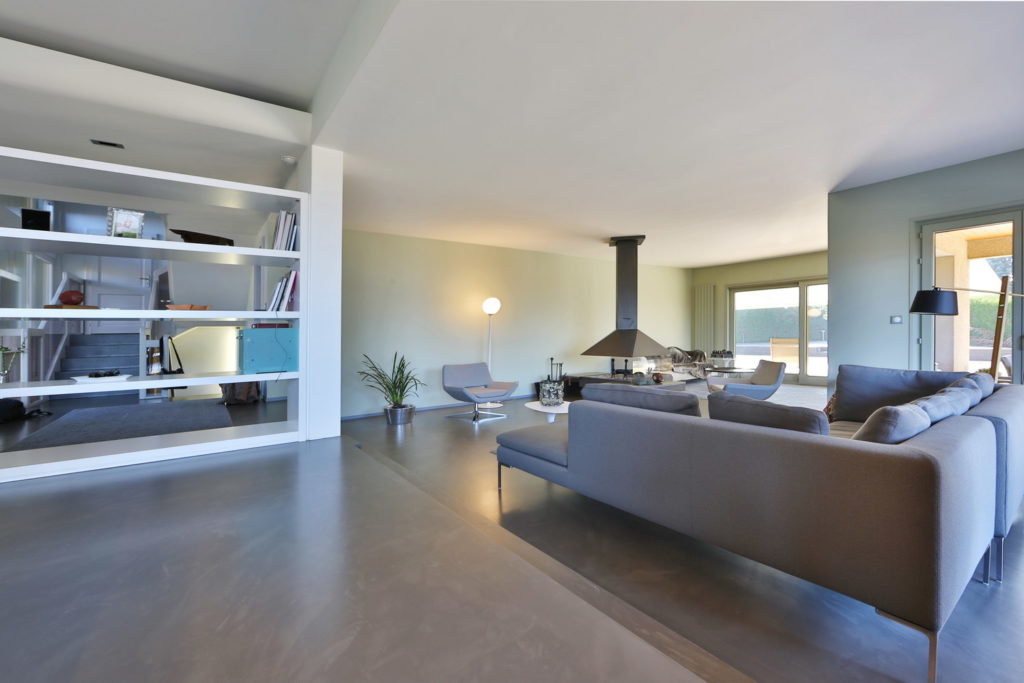 Sol contemporain en béton ciré sur un ancien carrelage