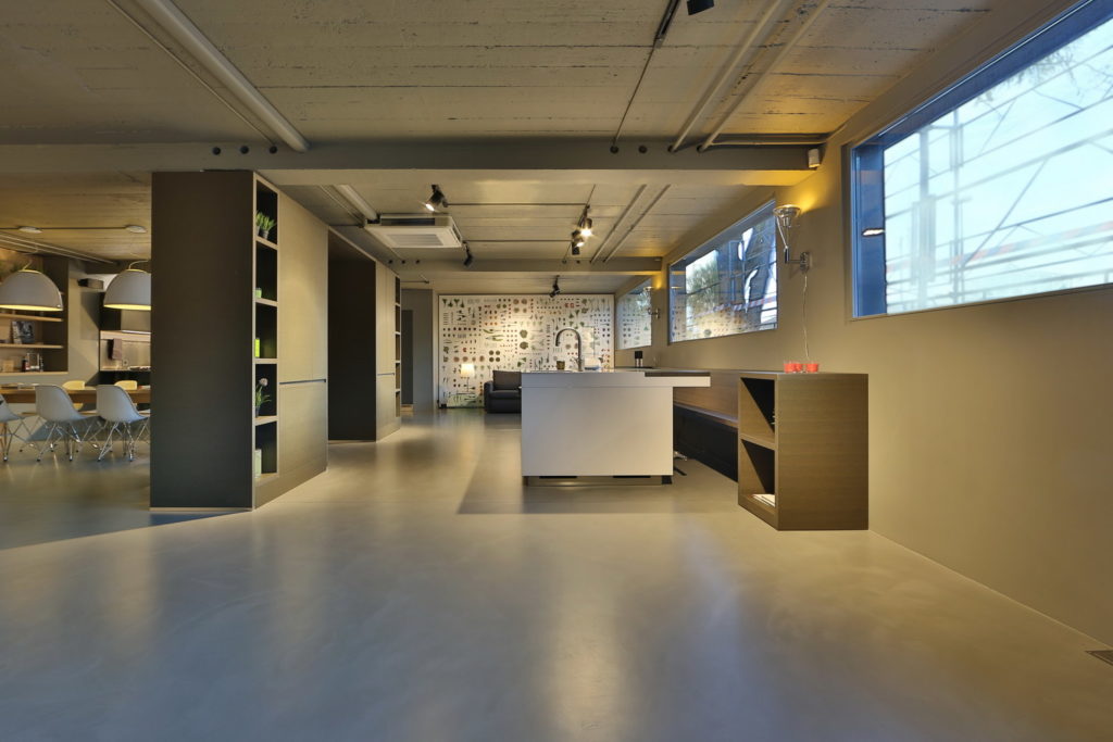 Sol réaliser en béton ciré d'un showroom