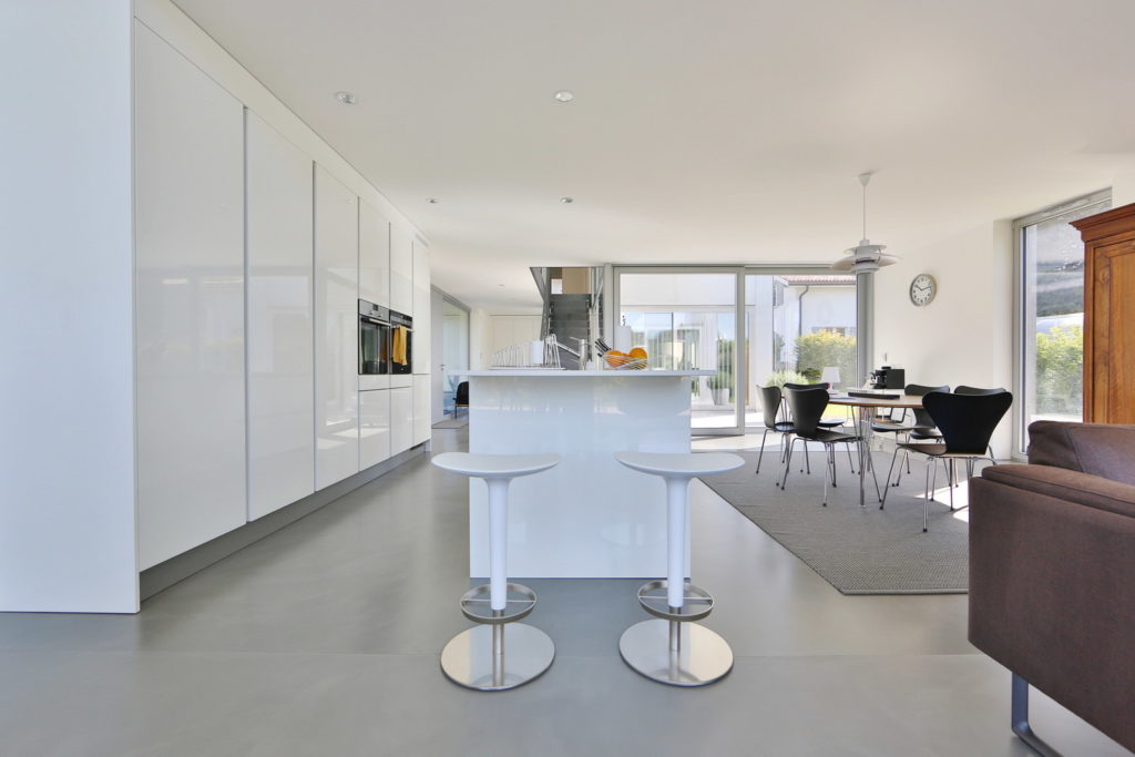 Surface au sol de la zone cuisine en béton ciré