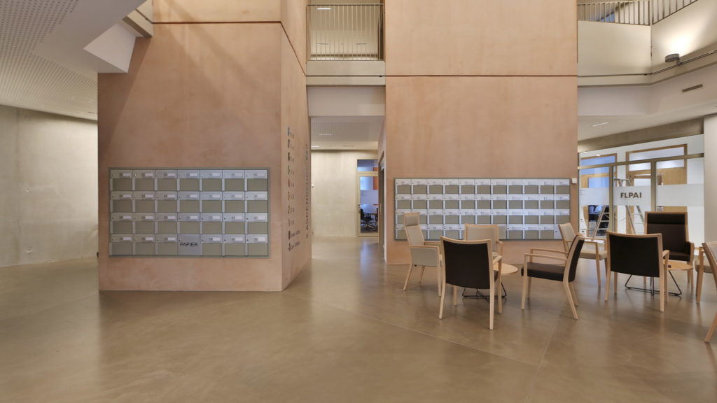 Surface du hall de l'entrée en béton ciré d'une maison des ainés
