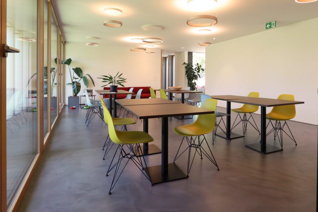 Surface au sol en béton ciré de la cafétéria