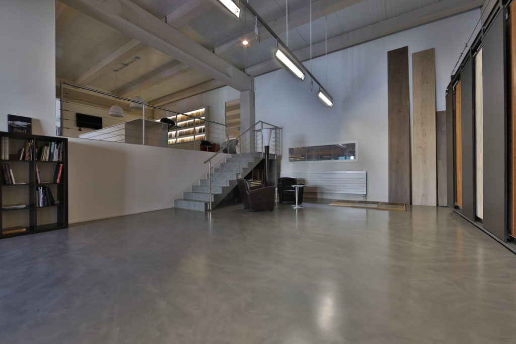 Surface au sol sur dalle en béton ciré