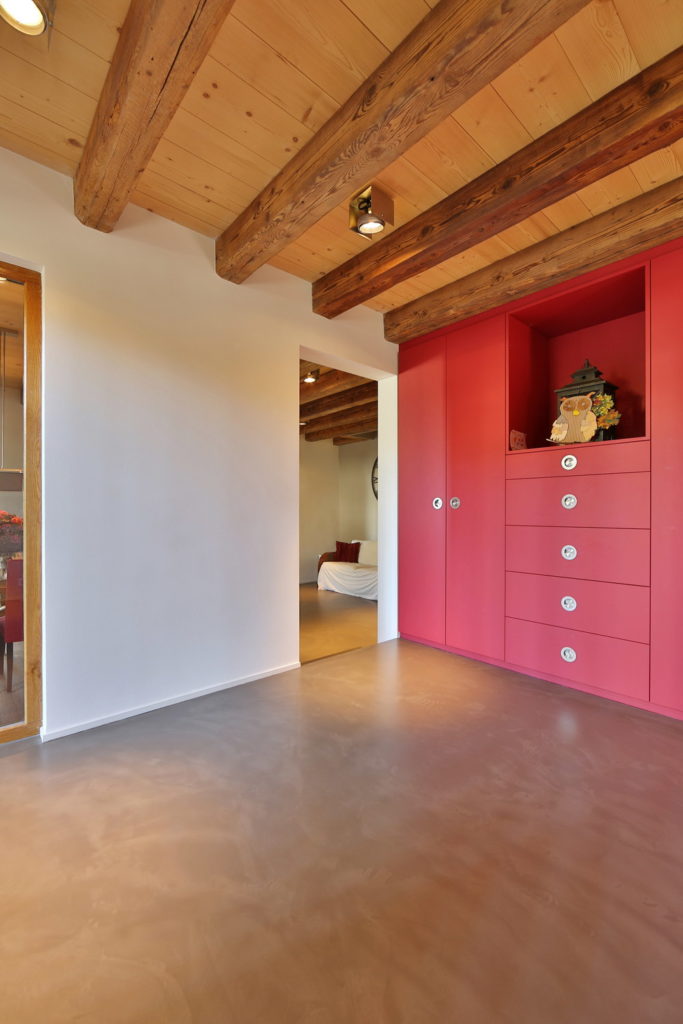 Surface au sol de l'entrée en béton ciré d'une maison