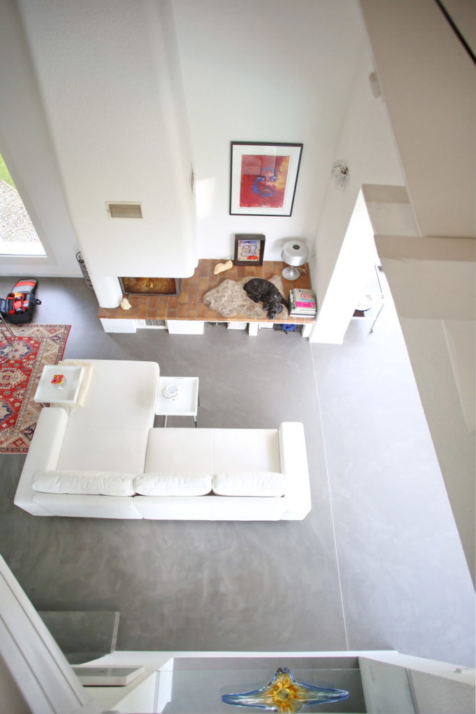 Surface au sol du salon recouvert en béton ciré