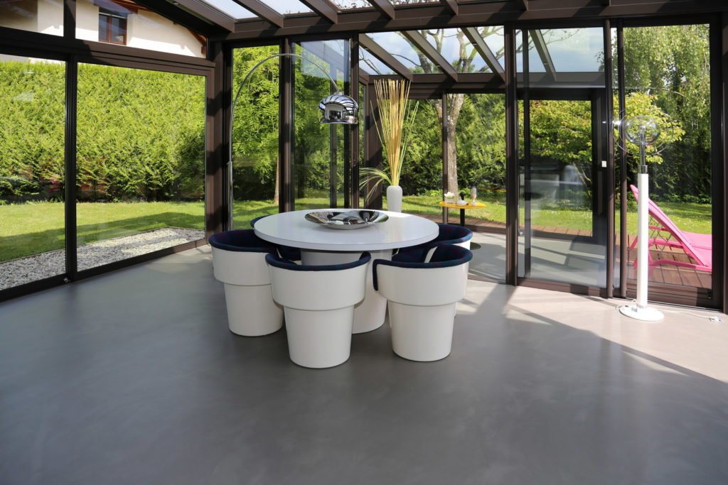 Surface au sol d'une véranda en béton ciré