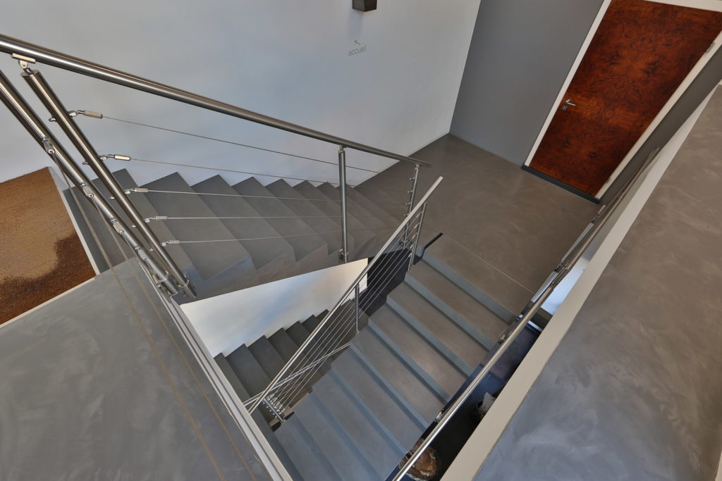 Surfaces des marches et contremarches en béton ciré