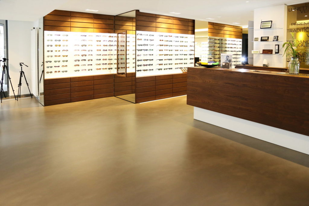 Surfaces de vente rénové en béton ciré d'un magasin d'optique
