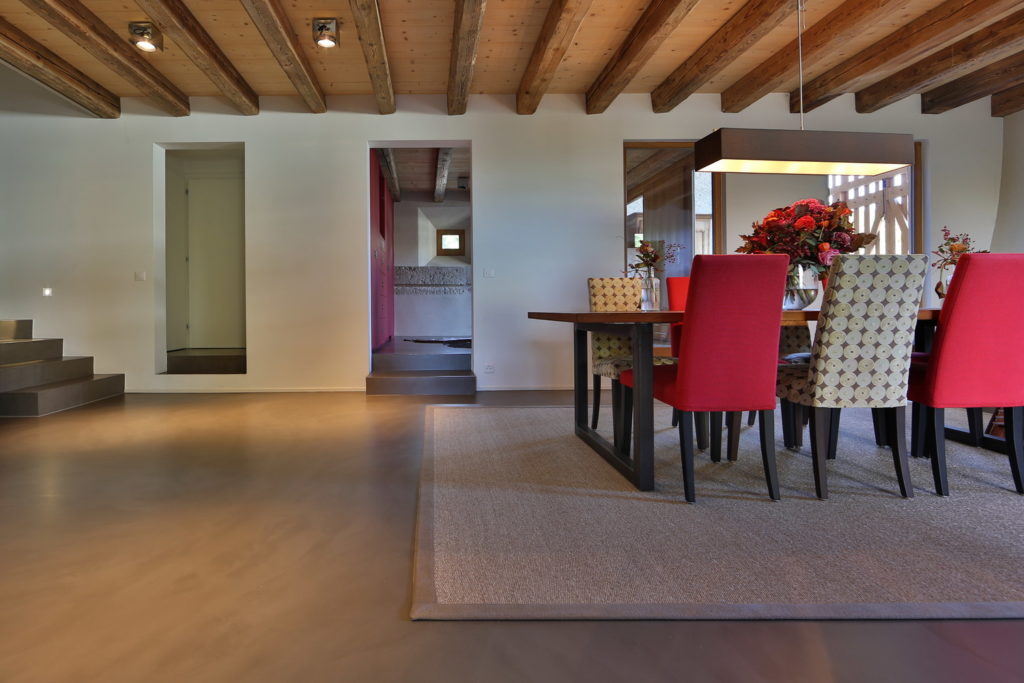 Transformation d'une ancienne maison en béton ciré