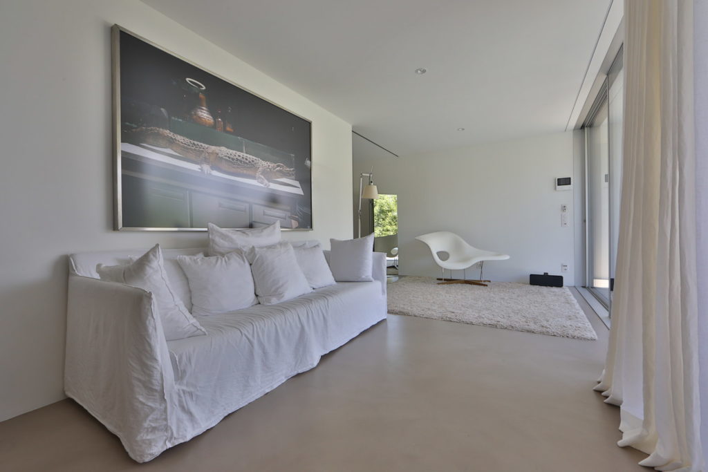 Zone canapé avec un revêtement au sol en béton ciré