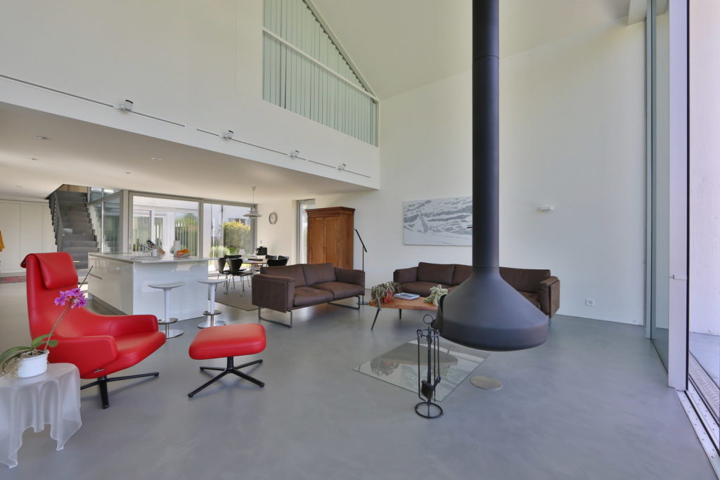 Zone de vie avec un béton ciré au sol