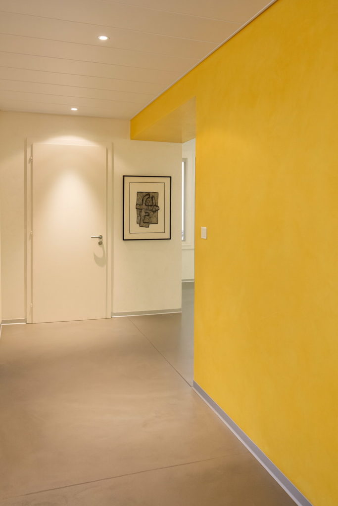 Couloir en béton ciré d'un cabinet médical