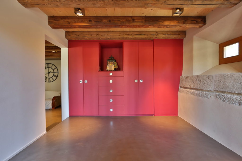 Revêtement en béton ciré dans une maison villageoise