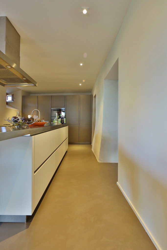 surface au sol d'une cuisine en béton ciré maison rurale